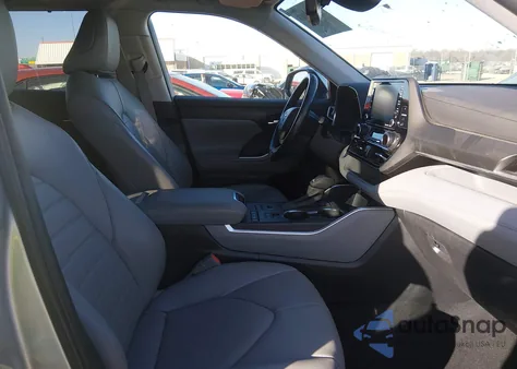 2022 Toyota Highlander Xle z USA, uszkodzony, nr VIN 5TDGZRBH9NS561247